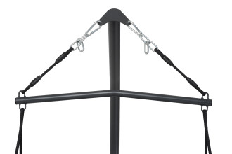 Zbliżenie na czarny metalowy stelaż i system zawieszenia fotela wiszącego ORINOKO Grey Bjørkka