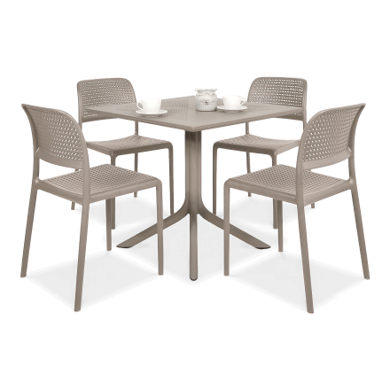 zestaw mebli tarasowych z czterema krzesłami i stolikiem