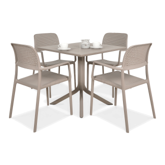 brązowy zestaw mebli ogrodowych z czterema krzesłami i kwadratowym stołem