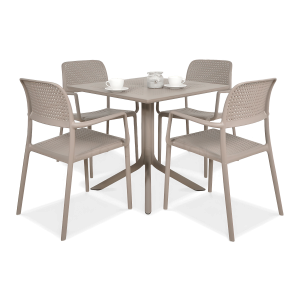 brązowy zestaw mebli ogrodowych z czterema krzesłami i kwadratowym stołem