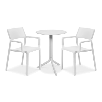 biały zestaw dwóch krzeseł i stolika