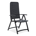 czarny fotel ogrodowy z podłokietnikami