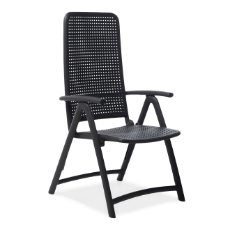 czarny fotel ogrodowy z podłokietnikami