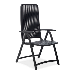 czarny fotel ogrodowy z podłokietnikami