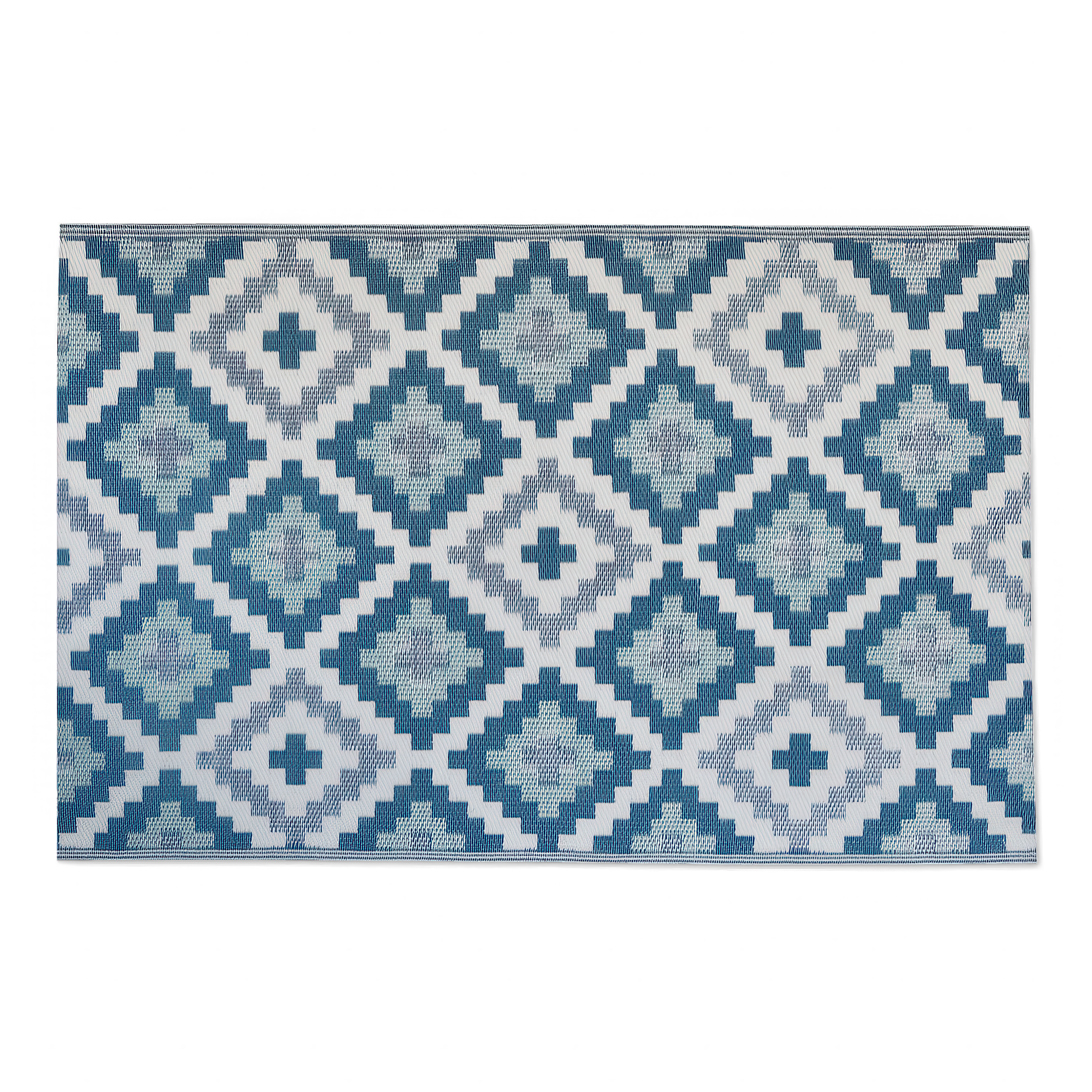 Dywan outdoor w geometryczny wzór rombów w odcieniach niebieskiego, bieli i szarości, widok z góry