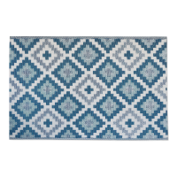 Dywan outdoor w geometryczny wzór rombów w odcieniach niebieskiego, bieli i szarości, widok z góry