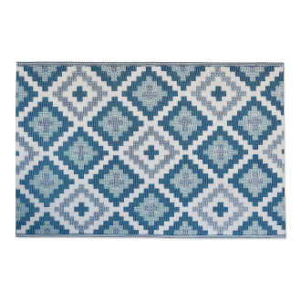 Dywan outdoor w geometryczny wzór rombów w odcieniach niebieskiego, bieli i szarości, widok z góry