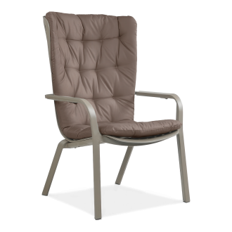 Brązowa poduszka na krzesło ogrodowe