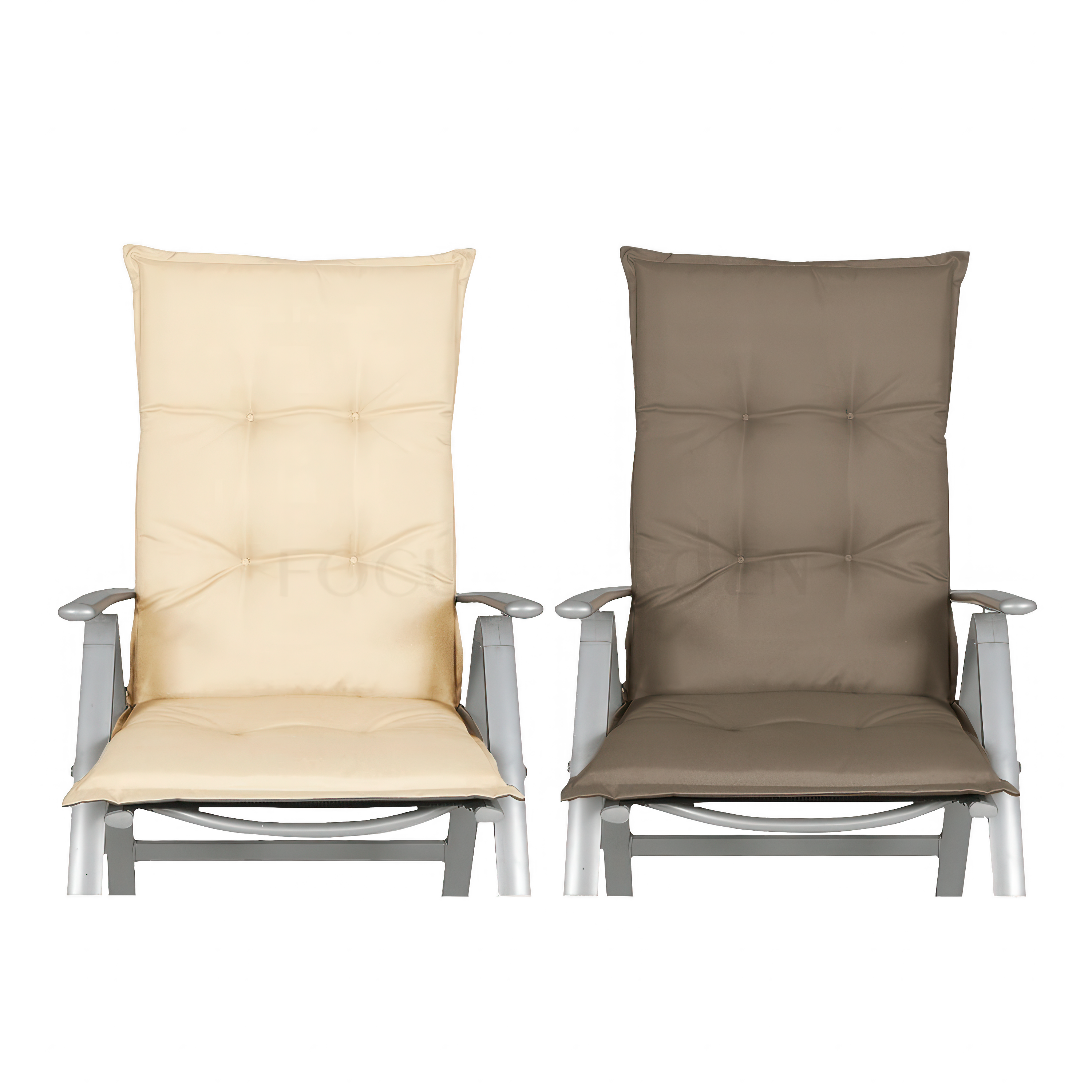 dwa krzesła ogrodowe z dwiema poduszkami w różnych odcieniach beżowego 