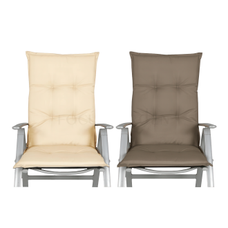 dwa krzesła ogrodowe z dwiema poduszkami w różnych odcieniach beżowego