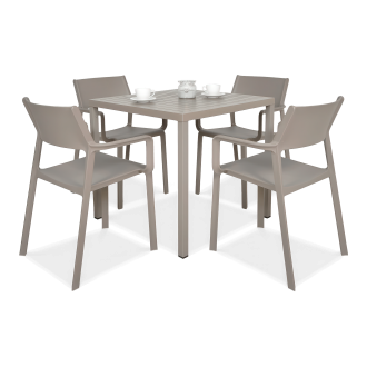 brązowy zestaw krzeseł i stołu do ogrodu