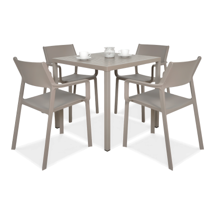 brązowy zestaw krzeseł i stołu do ogrodu