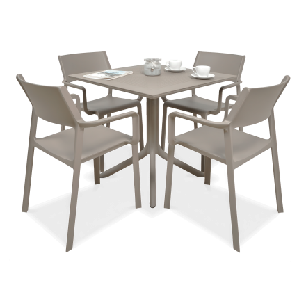 brązowy zestaw mebli jadalnianych z czterema krzesłami i kwadratowym stolikiem