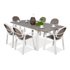 zestaw białych i brązowych mebli jadalnianych na taras