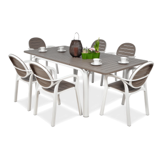 zestaw białych i brązowych mebli jadalnianych na taras