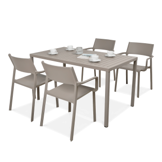 zestaw jadalniany na taras z krzesłami i stołem w kolorze brązowym