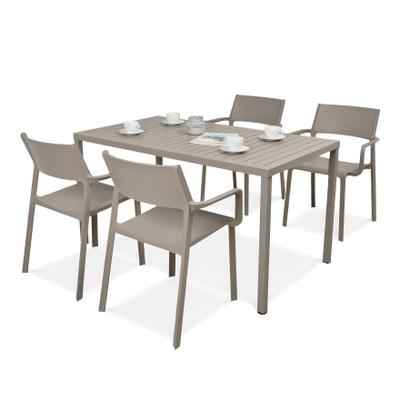 zestaw jadalniany na taras z krzesłami i stołem w kolorze brązowym