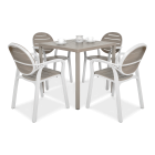 zestaw mebli tarasowych z czterema krzesłami i stolikiem w kolorze brązowym i białym