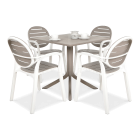 zestaw czterech krzeseł ogrodowych wraz z kwadratowym stołem w kolorze brązowym