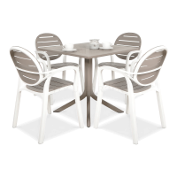 zestaw czterech krzeseł ogrodowych wraz z kwadratowym stołem w kolorze brązowym