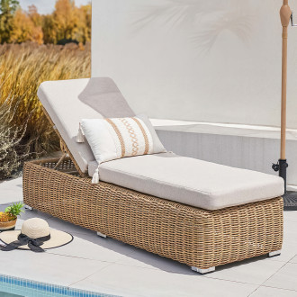 Aranżacja w letni dzień leżaka ogrodowego z plecionki technorattanowej jakarta