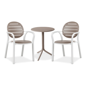 zestaw restauracyjny z dwoma krzesłami i brązowym stolikiem