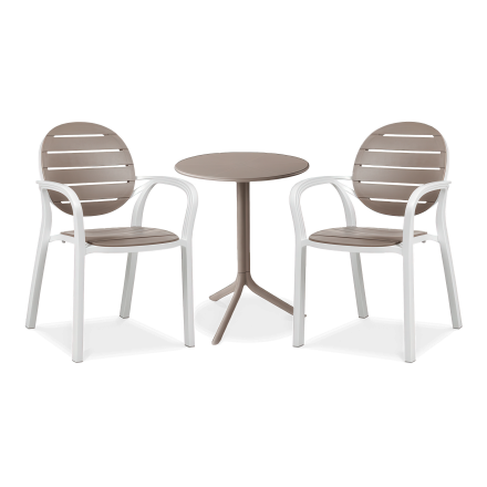 zestaw restauracyjny z dwoma krzesłami i brązowym stolikiem