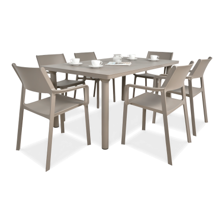 zestaw mebli ogrodowych brązowych z sześcioma krzesłami i stołem