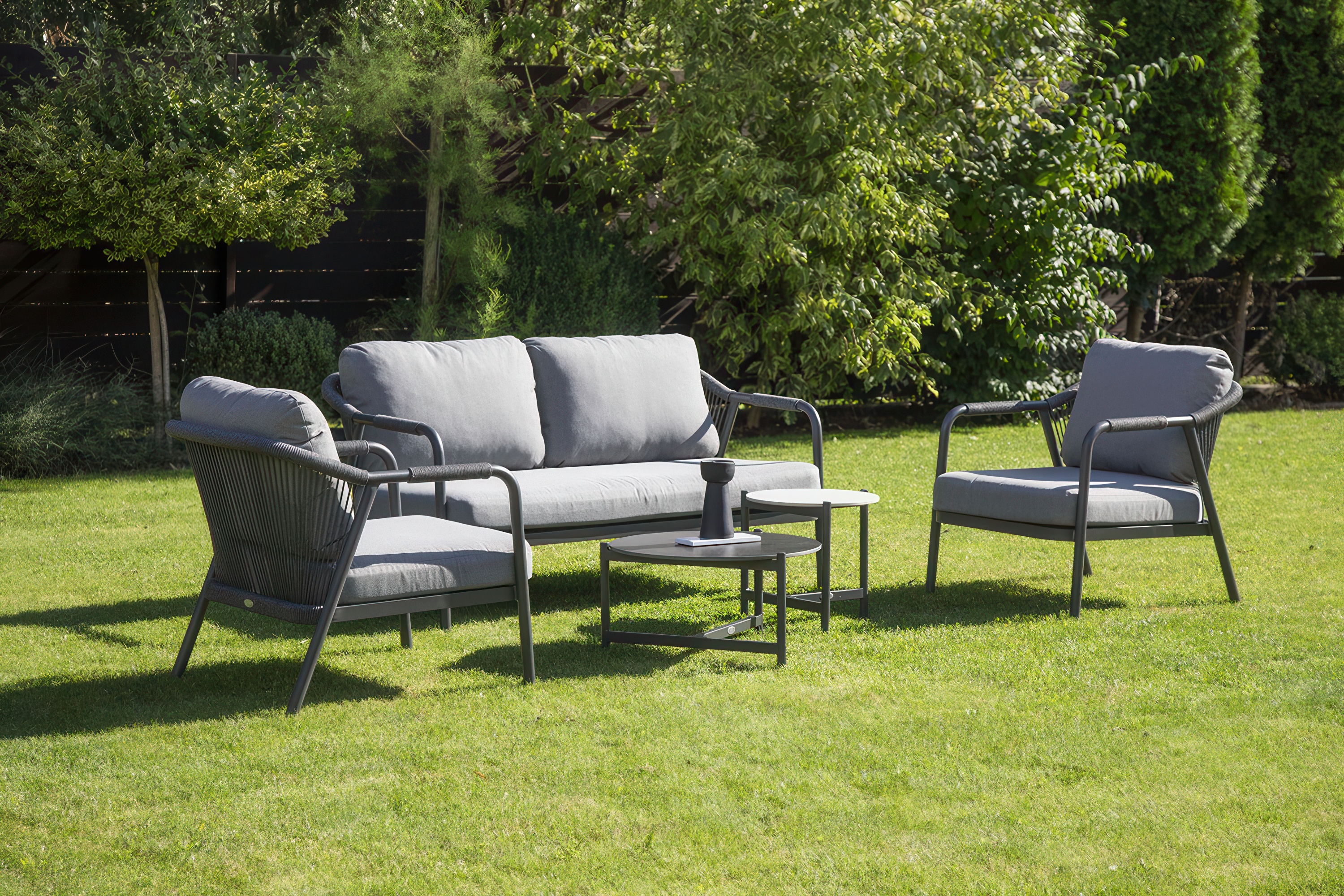 Szary zestaw ogrodowy grafton caffe w aranżacji na ogrodzie