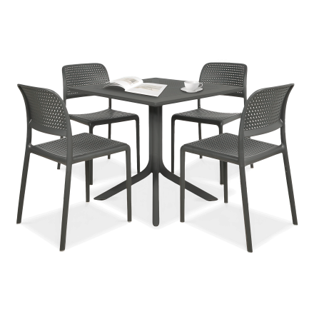 zestaw mebli ogrodowych, cztery krzesła oraz stół w kolorze czarnym