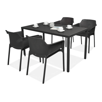 komplet czarnych krzeseł i stołu, przeznaczony do ogrodu lub na taras