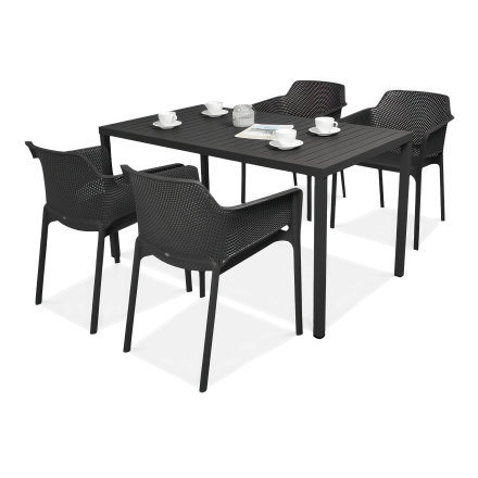 komplet czarnych krzeseł i stołu, przeznaczony do ogrodu lub na taras