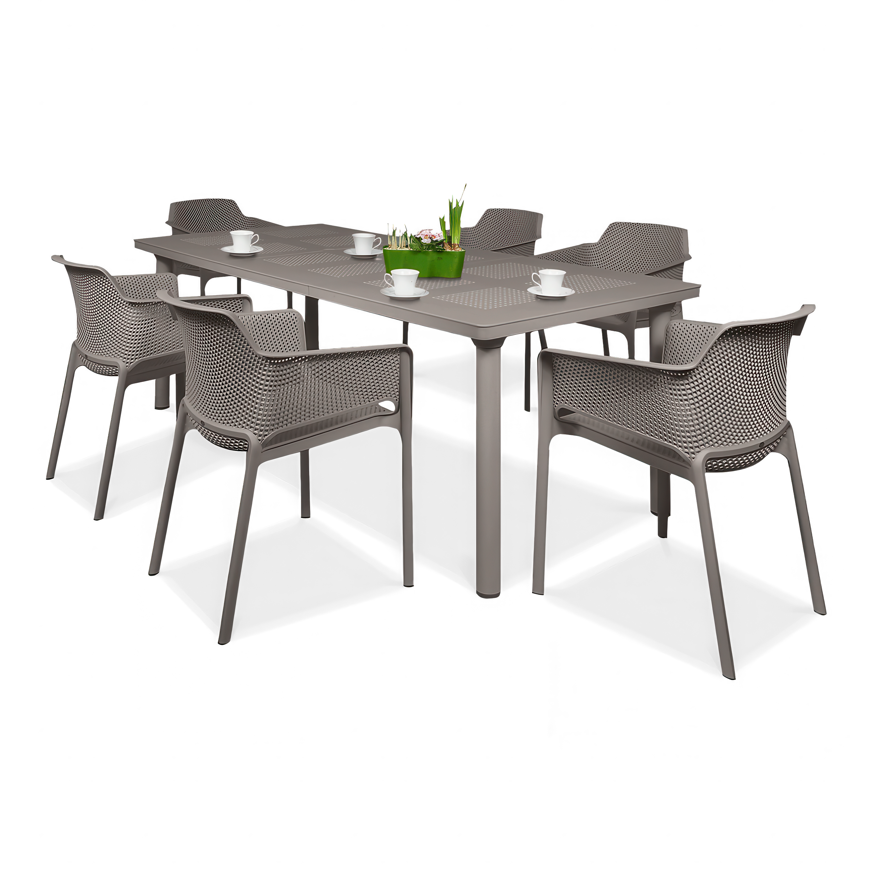 Zestaw mebli ogrodowych w kolorze taupe, składający się z prostokątnego stołu i sześciu krzesel z podłokietnikami. Krzesła mają ażurowy wzór na oparciach i siedziskach. Na stole stoją filiżanki i doniczka z kwiatami.