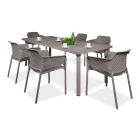Zestaw mebli ogrodowych w kolorze taupe, składający się z prostokątnego stołu i sześciu krzesel z podłokietnikami. Krzesła mają ażurowy wzór na oparciach i siedziskach. Na stole stoją filiżanki i doniczka z kwiatami.