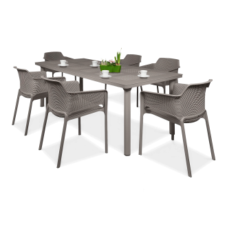 Zestaw mebli ogrodowych w kolorze taupe, składający się z prostokątnego stołu i sześciu krzesel z podłokietnikami. Krzesła mają ażurowy wzór na oparciach i siedziskach. Na stole stoją filiżanki i doniczka z kwiatami.