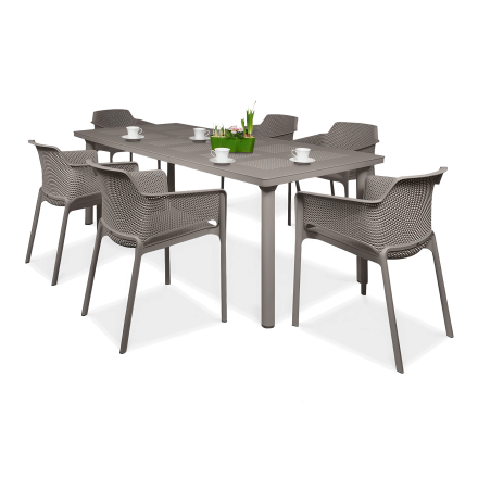 Zestaw mebli ogrodowych w kolorze taupe, składający się z prostokątnego stołu i sześciu krzesel z podłokietnikami. Krzesła mają ażurowy wzór na oparciach i siedziskach. Na stole stoją filiżanki i doniczka z kwiatami.