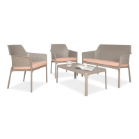 brązowy zestaw balkonowy z sofą, dwoma krzesłami i stołem