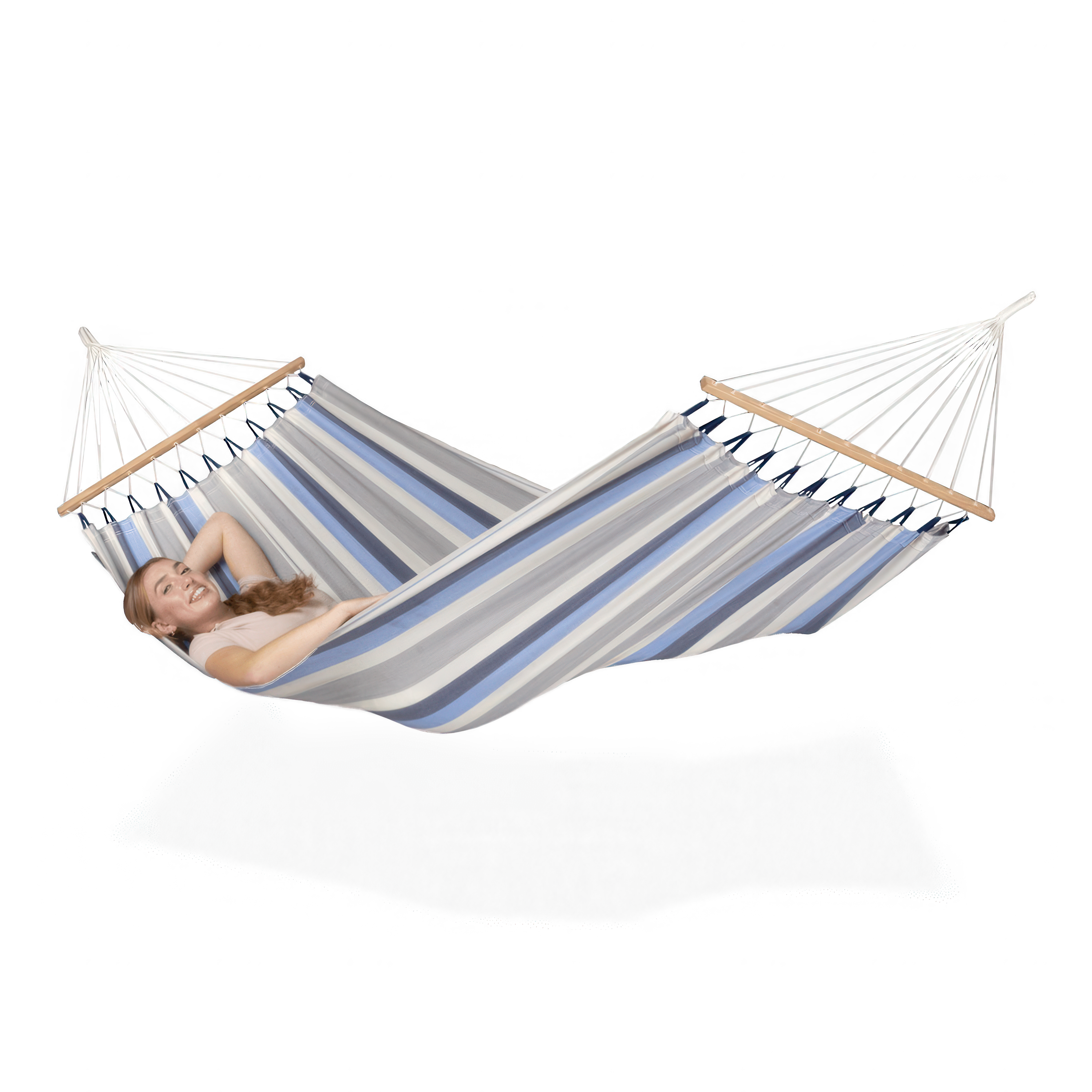 kobieta leżąca w hamaku jednoosobowym