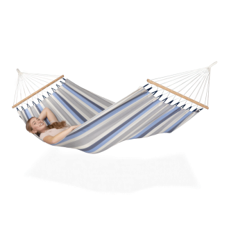 kobieta leżąca w hamaku jednoosobowym
