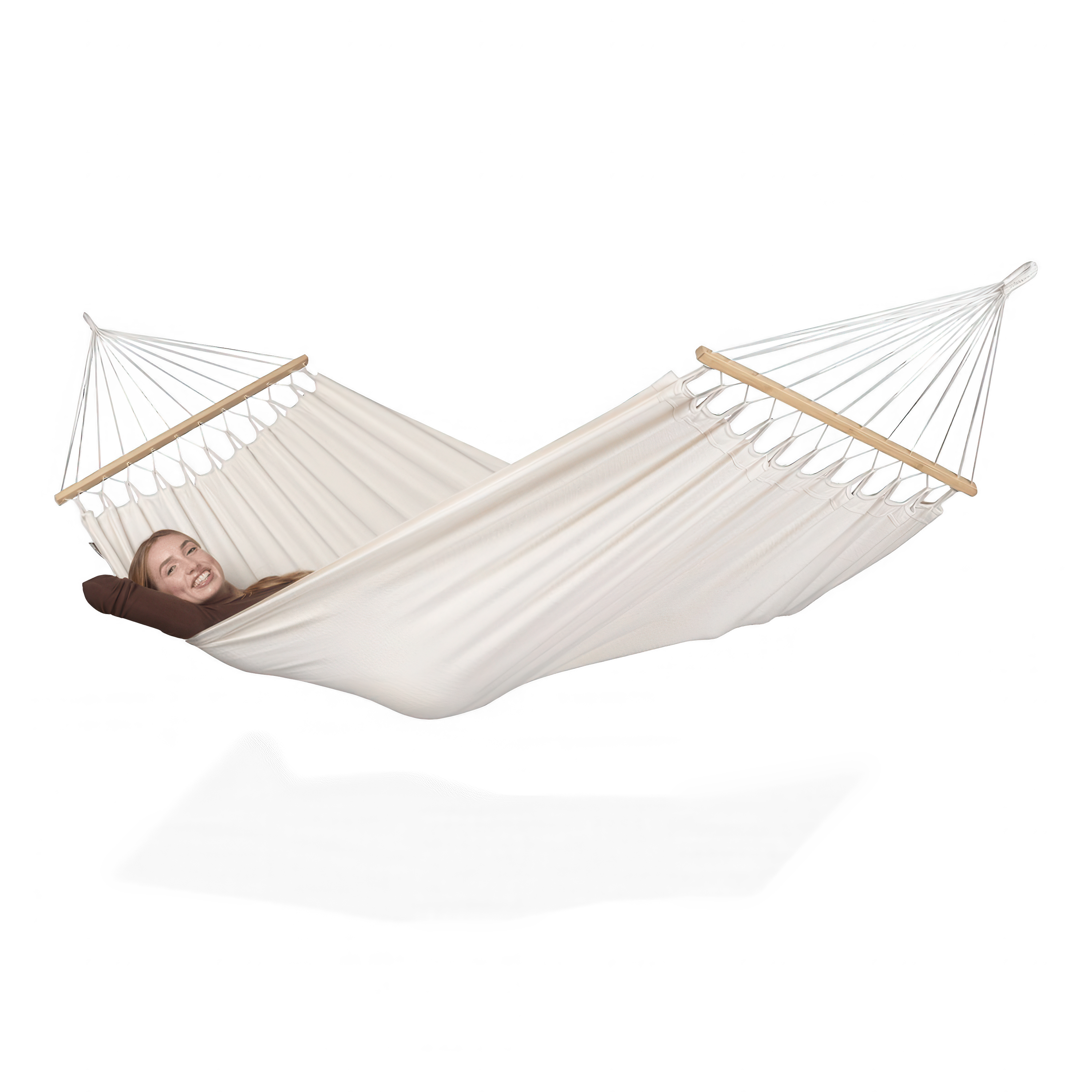 hamak jednoosobowy w kolorze latte z bawełny z kobietą w środku