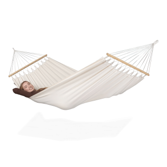 hamak jednoosobowy w kolorze latte z bawełny z kobietą w środku