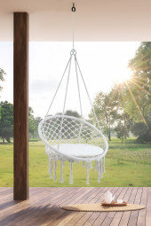 Fotel hamakowy sumatra zawieszony na zadaszonym tarasie w słoneczne ciepłe popołudnie