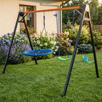 Huśtawka ogrodowa z bocianim gniazdem i siedziskiem na trawniku w ogrodzie