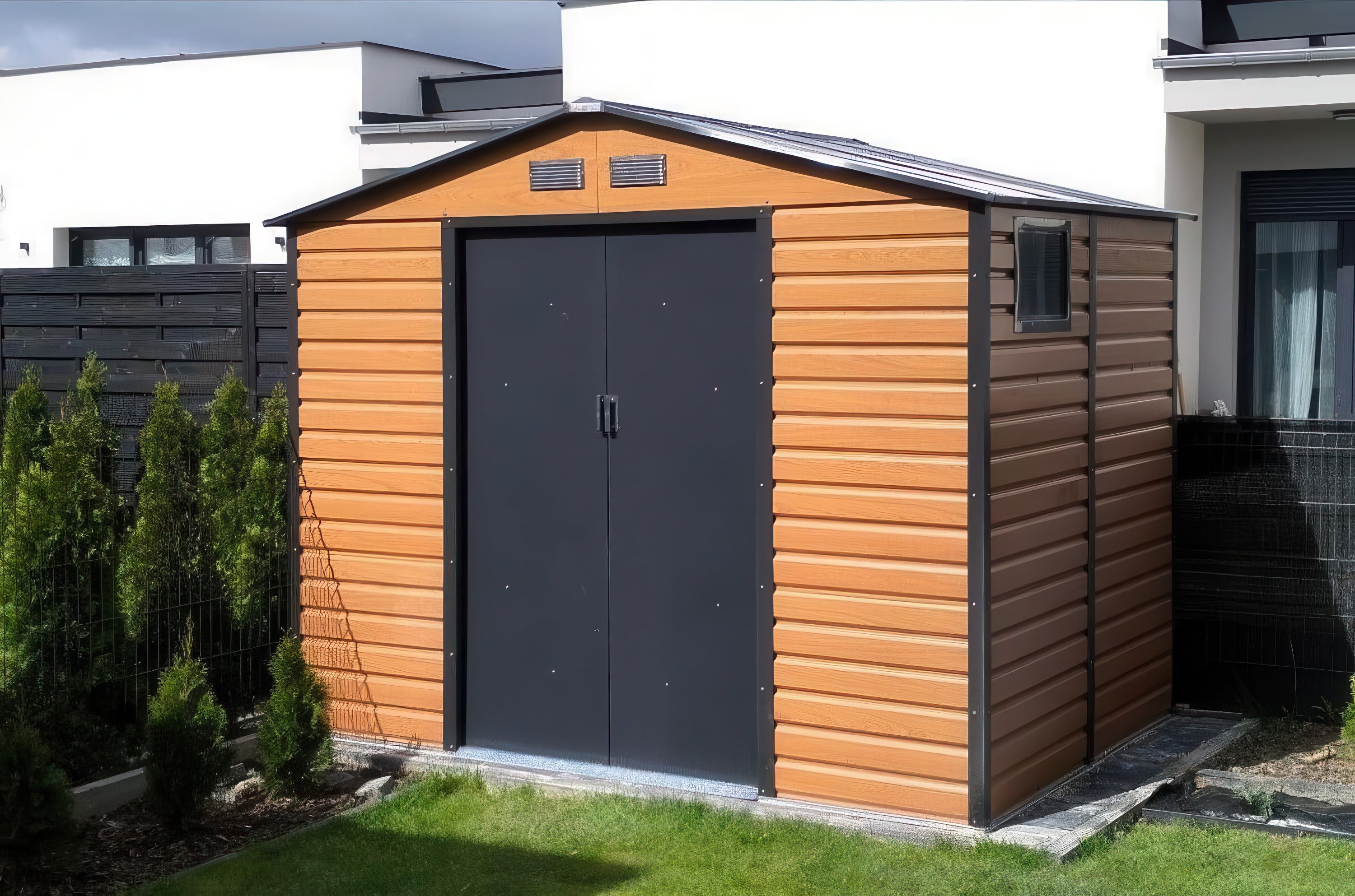Domek ogrodowy Montreal w odcieniu Oak Grey w aranżacji w ogrodzie