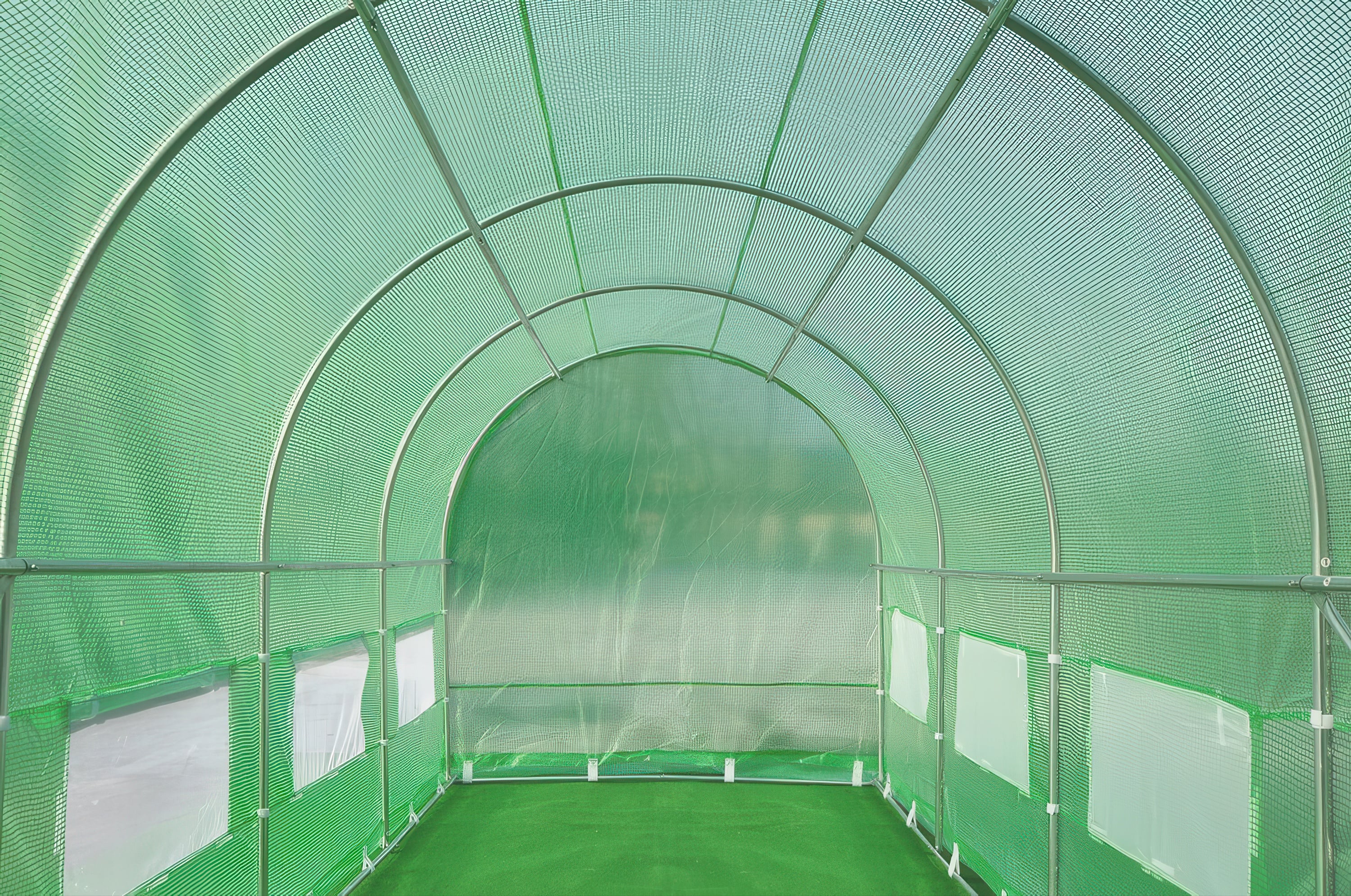 Wnętrze zielonego tunelu foliowego 7m2 od marki Cultivo
