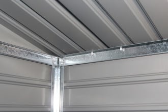Metalowe stelaże wzmacniające konstrukcję wewnątrz domku narzędziowego MONTREAL