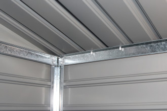 Metalowe stelaże wzmacniające konstrukcję wewnątrz domku narzędziowego Montreal