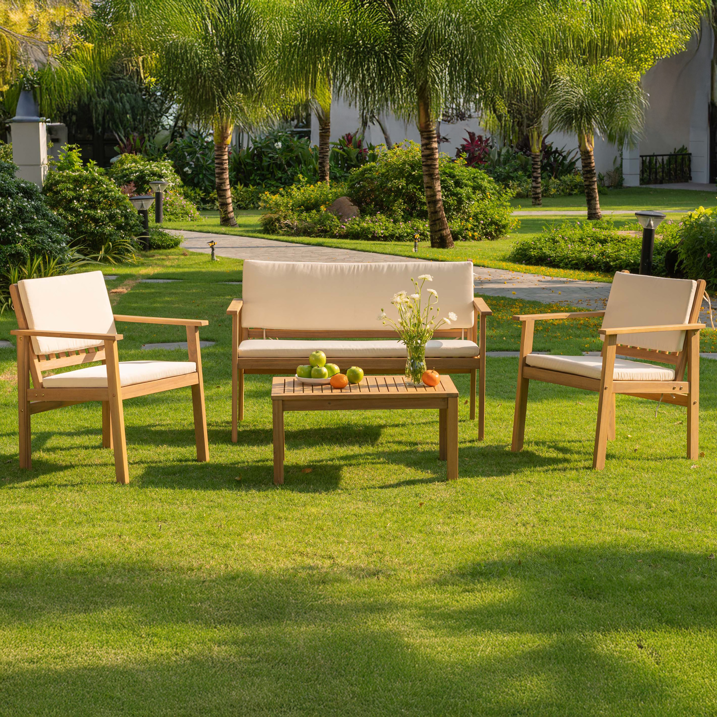 Komplet mebli z drewna akacjowego FSC na zielonej trawie 