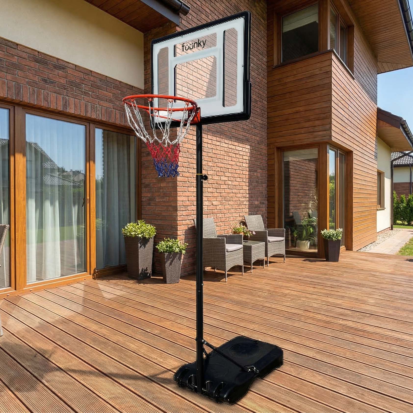 Kosz do koszykówki stojący na tarasie przy domu zbliżenie produktu

