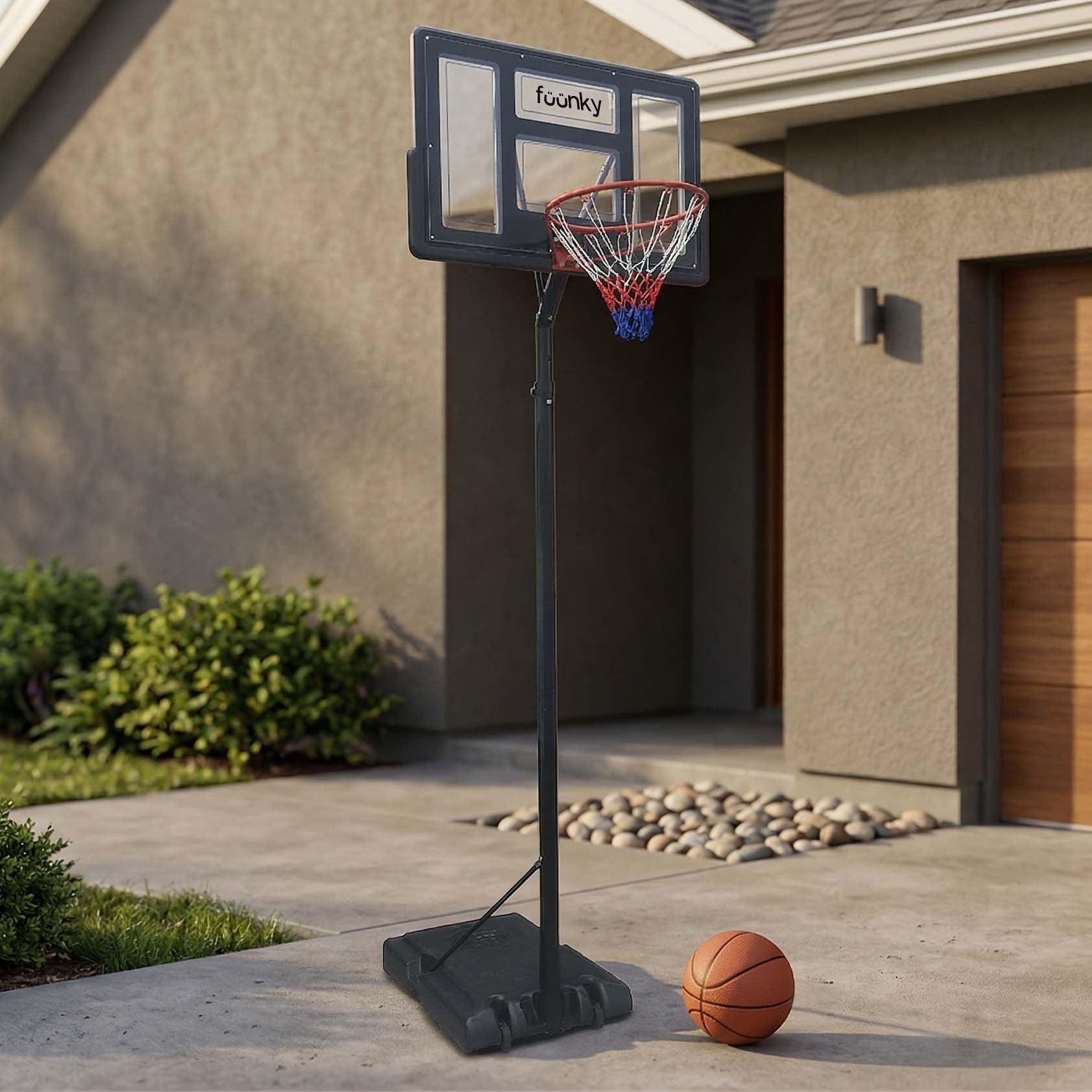 Kosz do koszykówki stojący przed domem na podjeździe zbliżenie produktu
